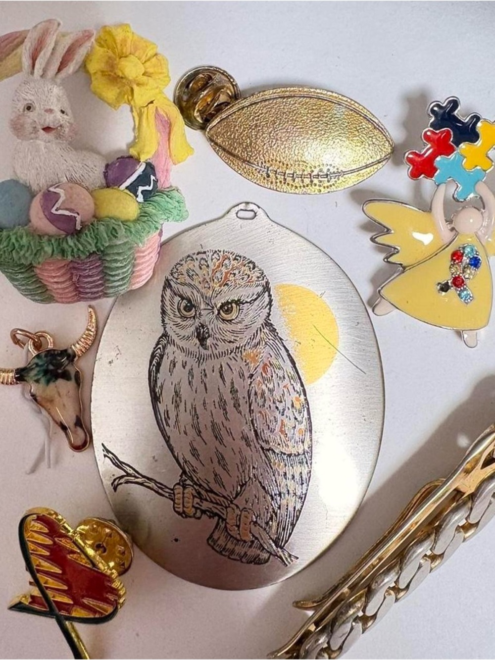 Lot of 7 vintage random ugly brooches and pendant and one tie clip